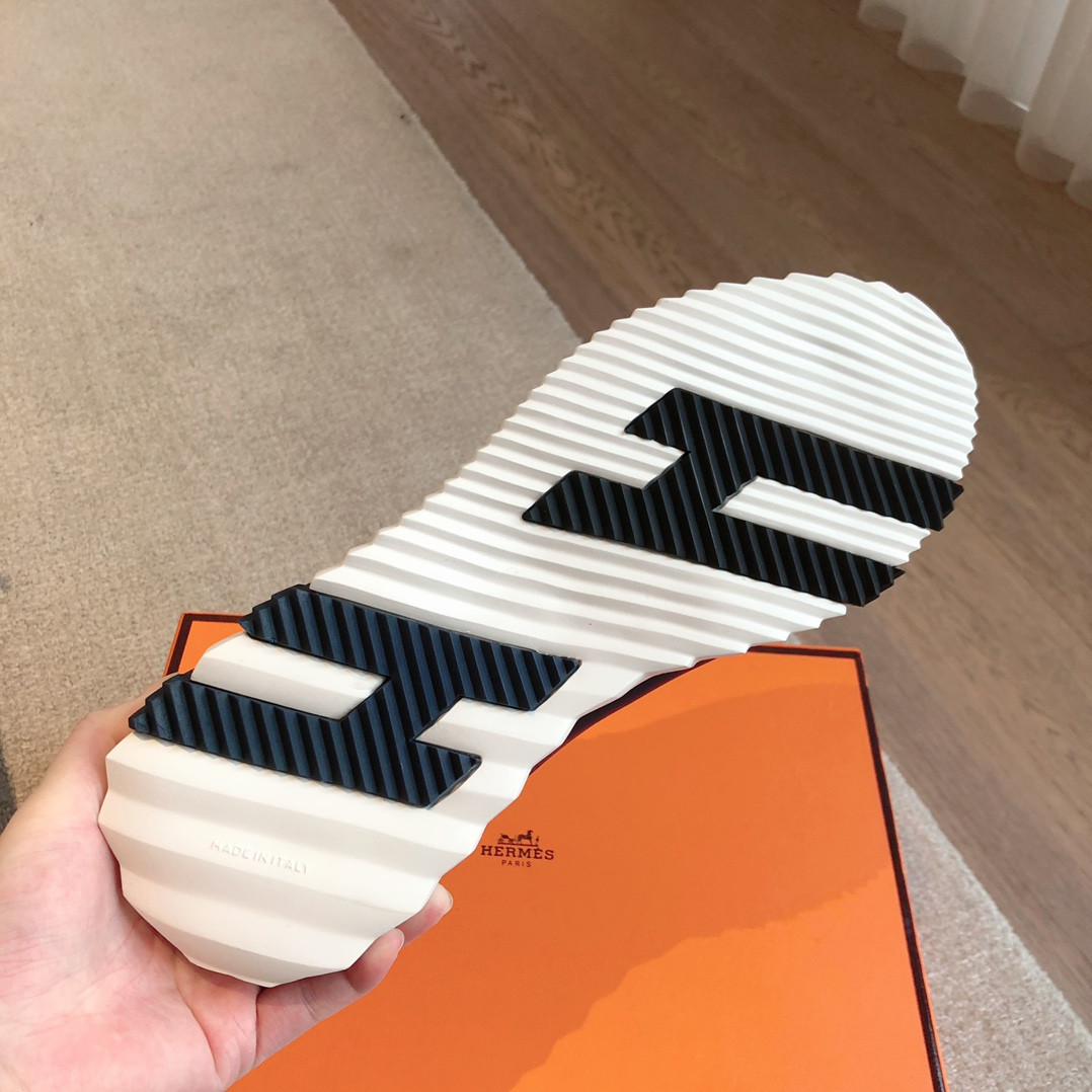 ua H**me5 bouncing sneaker