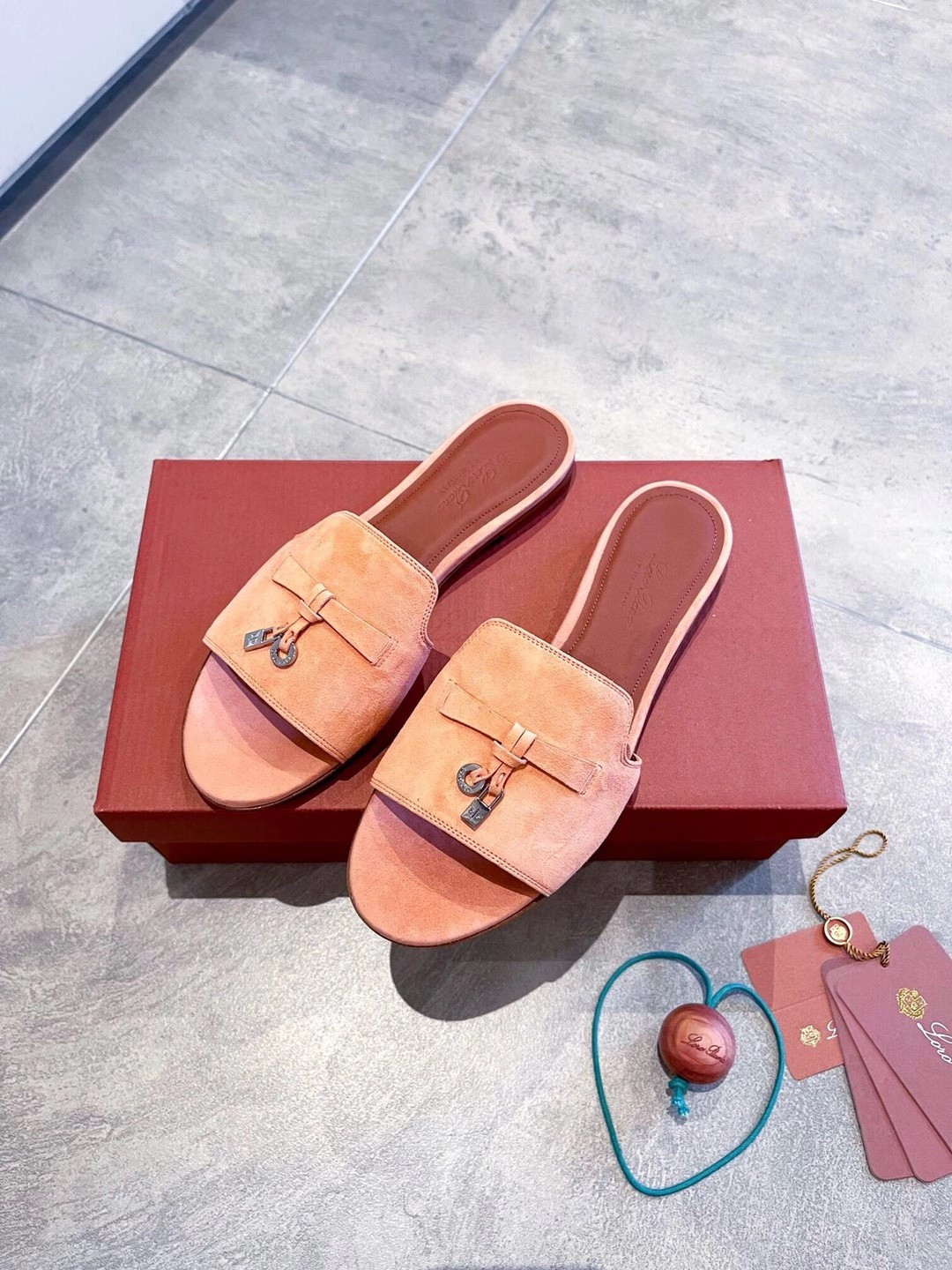 ua L**o p*ana summer charms sandal