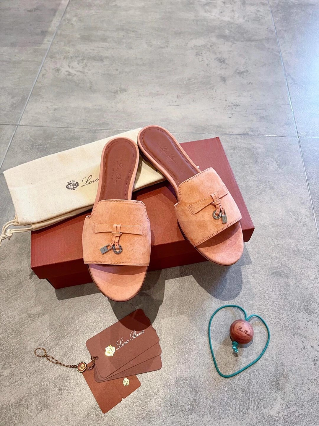 ua L**o p*ana summer charms sandal