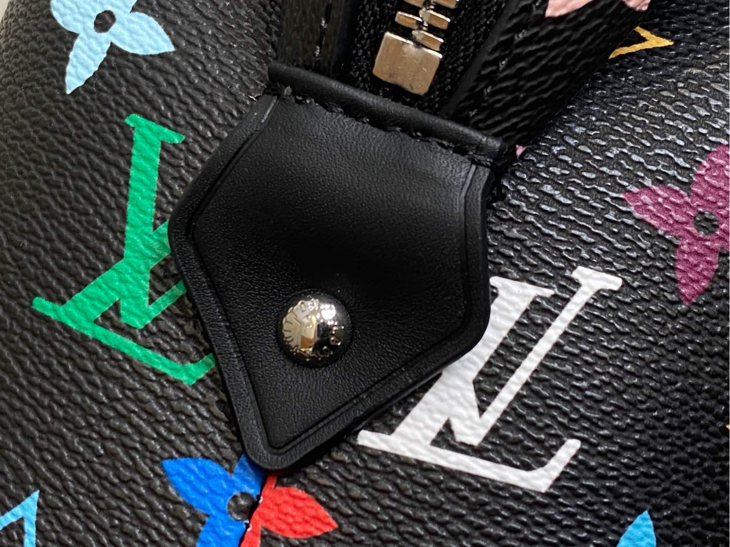 LV POCHETTE COSMÉTIQUE M13743 BLACK 27x18x9cm