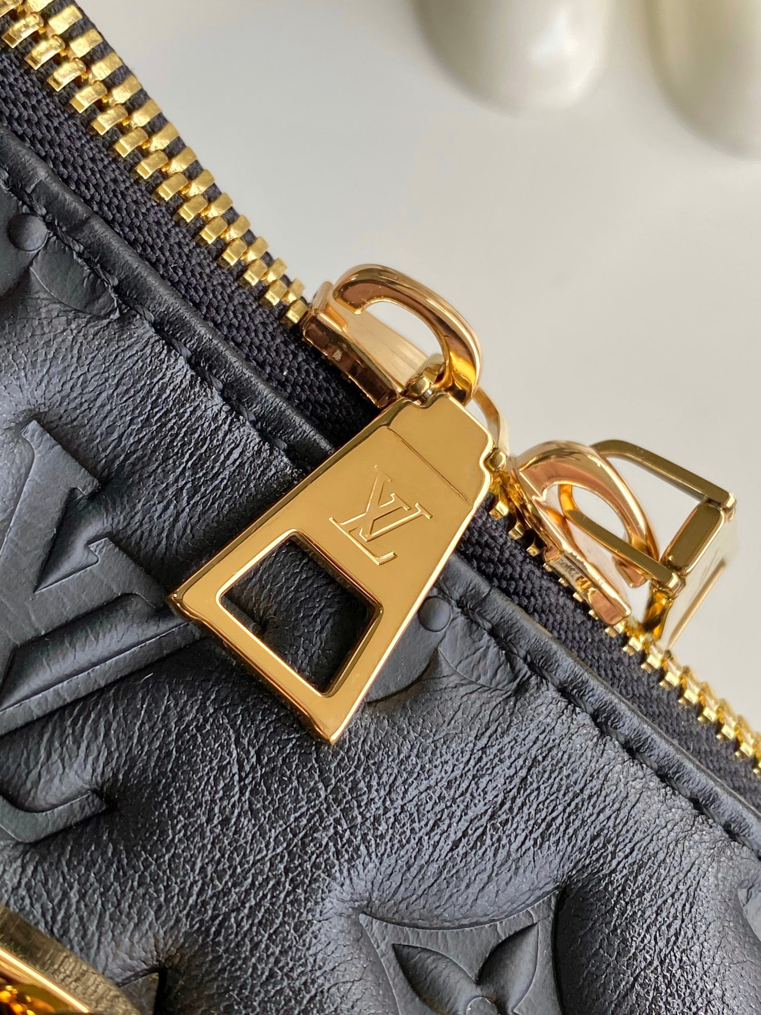 LV Coussin Hobo M12068 38x33x10CM