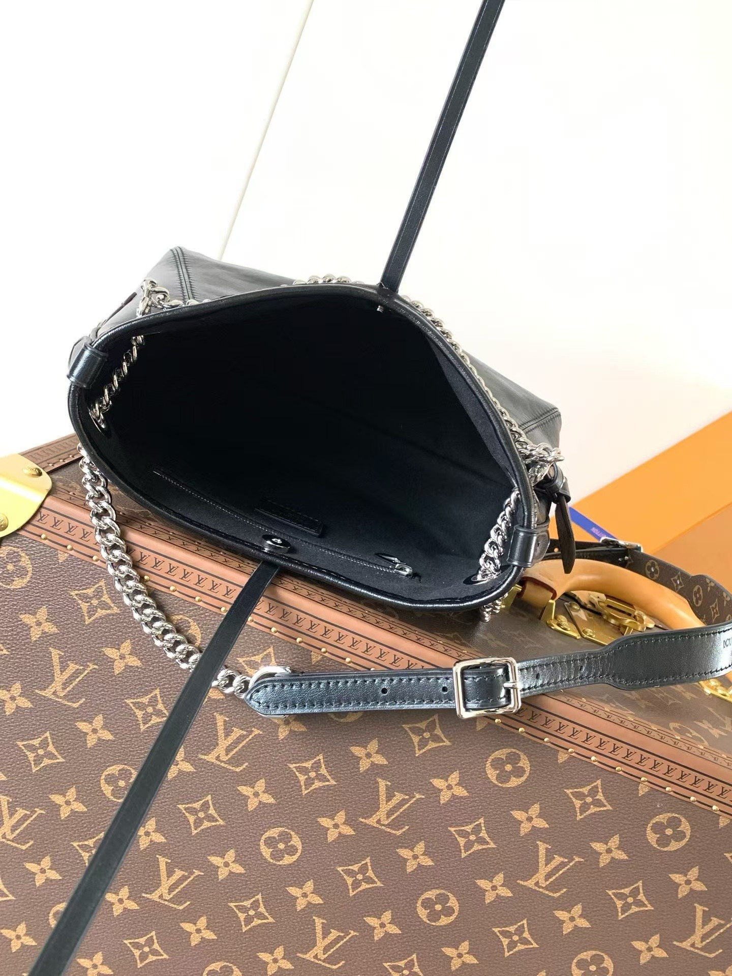 LV Carryall Vibe BB M12888 26 x 17 x 10 cm