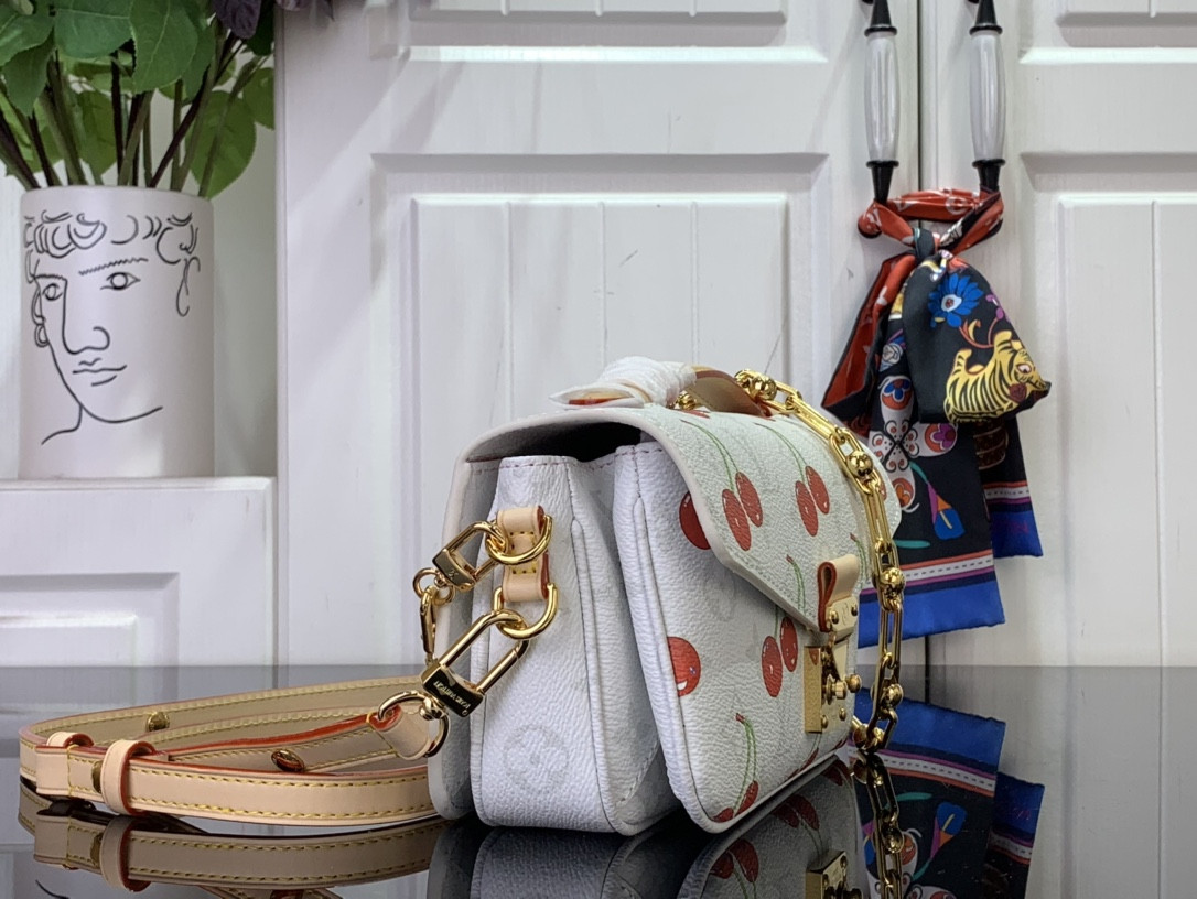 LV x TM Pochette Métis East West M14231 21.5x13.5x6cm