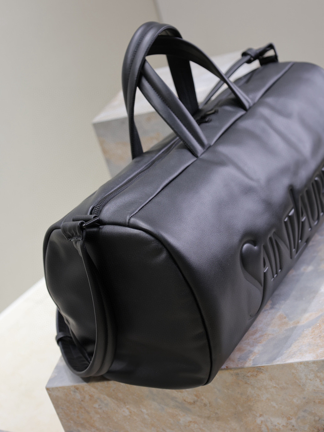 y*l Sa**t Lau*nt duffle in lambskin 53x24x22cm