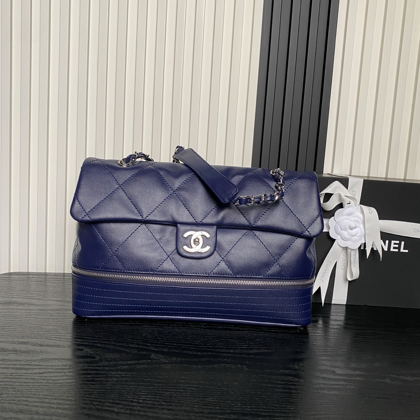 Ch*el vintage graffiti tote airport bag 36x24x12cm