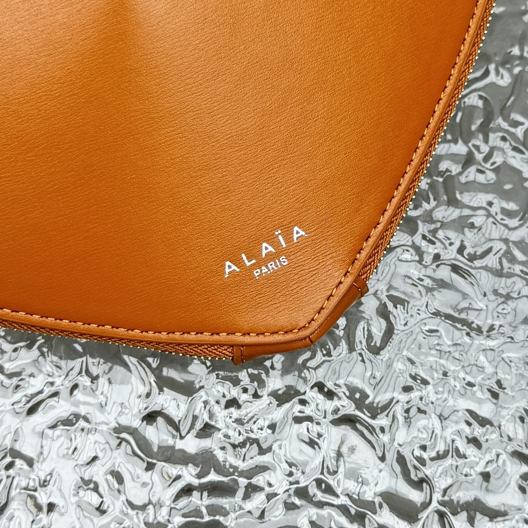 ALAÏA Le Coeur Heart Bag 18.5x20.5x5cm