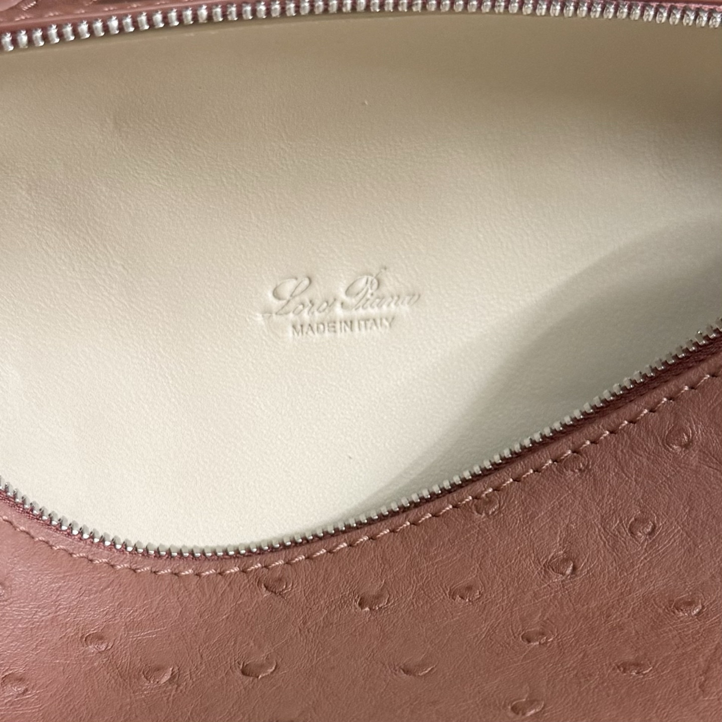 L**o p*ana extra pocket l19 ostrich-grained leather 11 x 19 x 6.5 cm