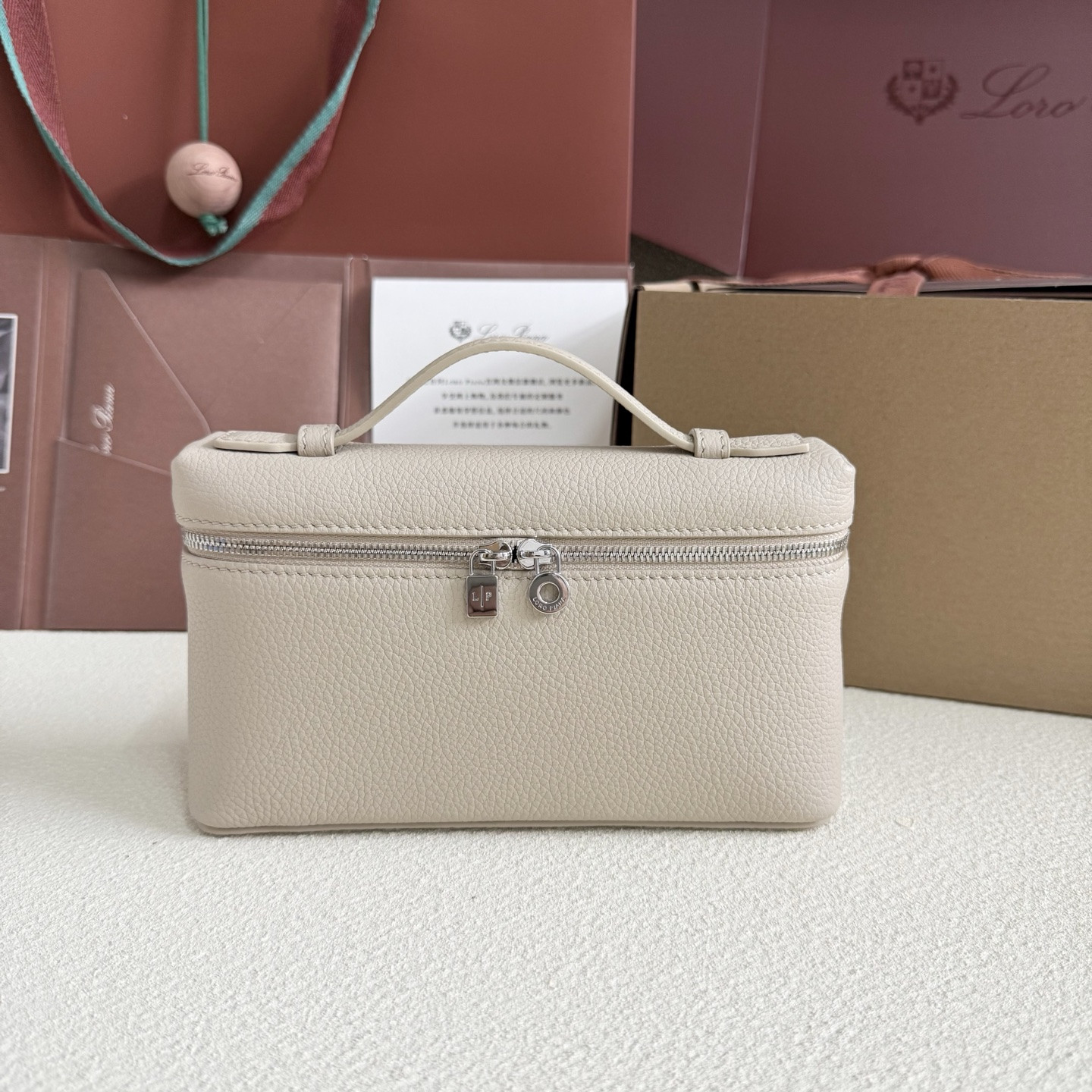L**o p*ana extra pocket l19 grained calfskin 11 x 19 x 6.5 cm