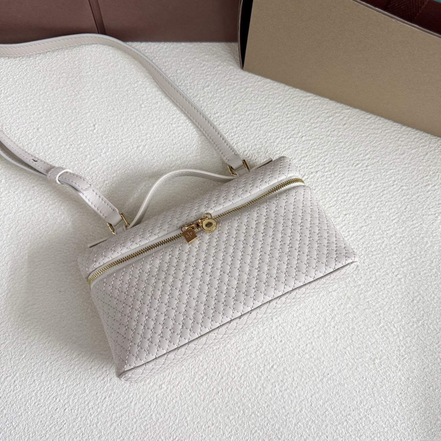 L**o p*ana extra pocket l19 lambskin 19x11.5x7cm