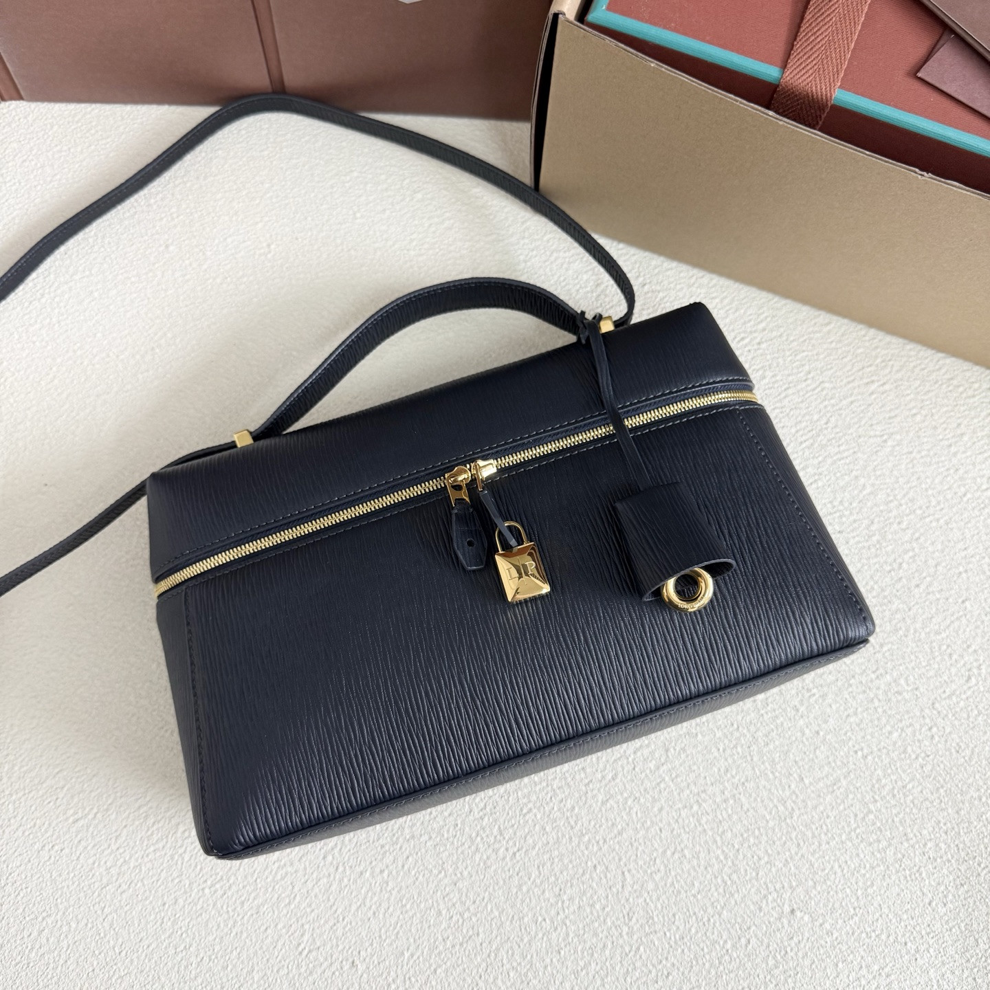 L**o p*ana extra pocket l27 calfskin 16x27x10cm