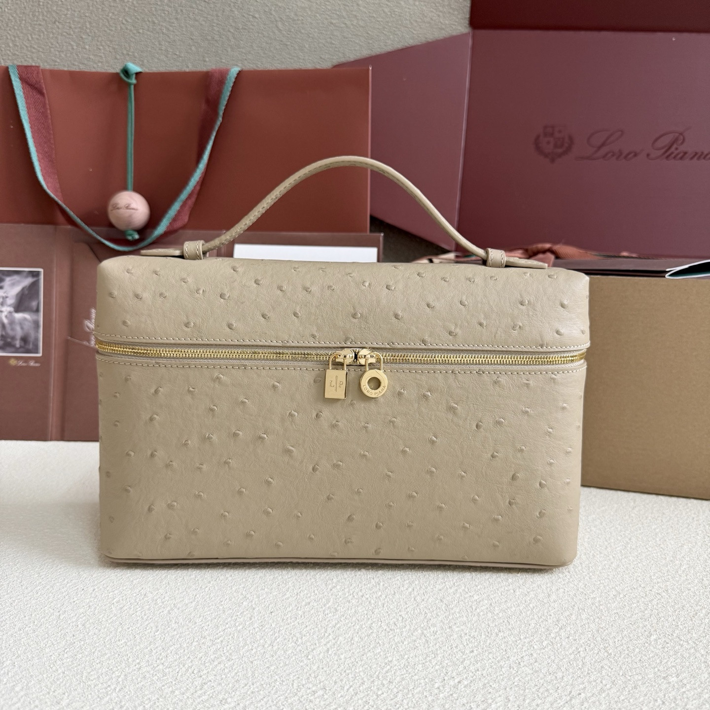 L**o p*ana extra pocket l27 ostrich-grained leather 16x27x10cm