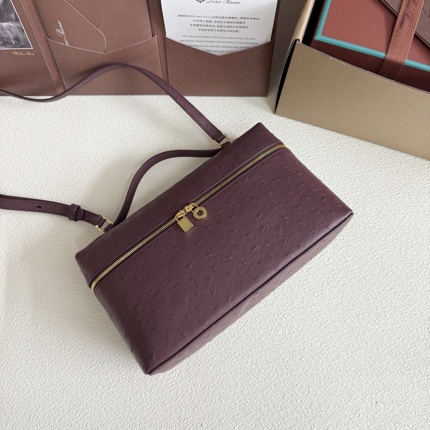 L**o p*ana extra pocket l27 ostrich-grained leather 16x27x10cm