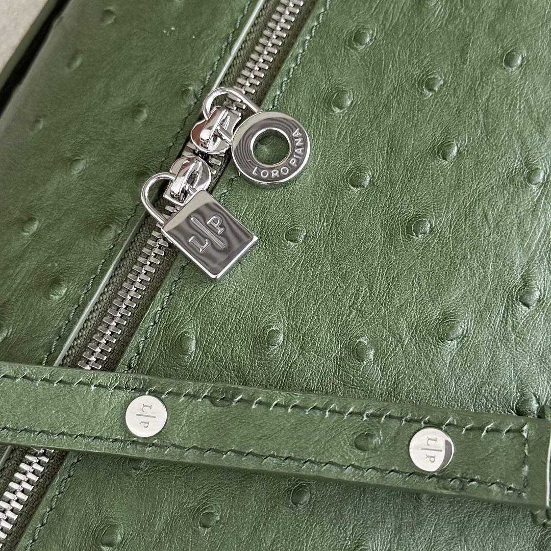 L**o p*ana extra pocket l27 ostrich-grained leather 16x27x10cm