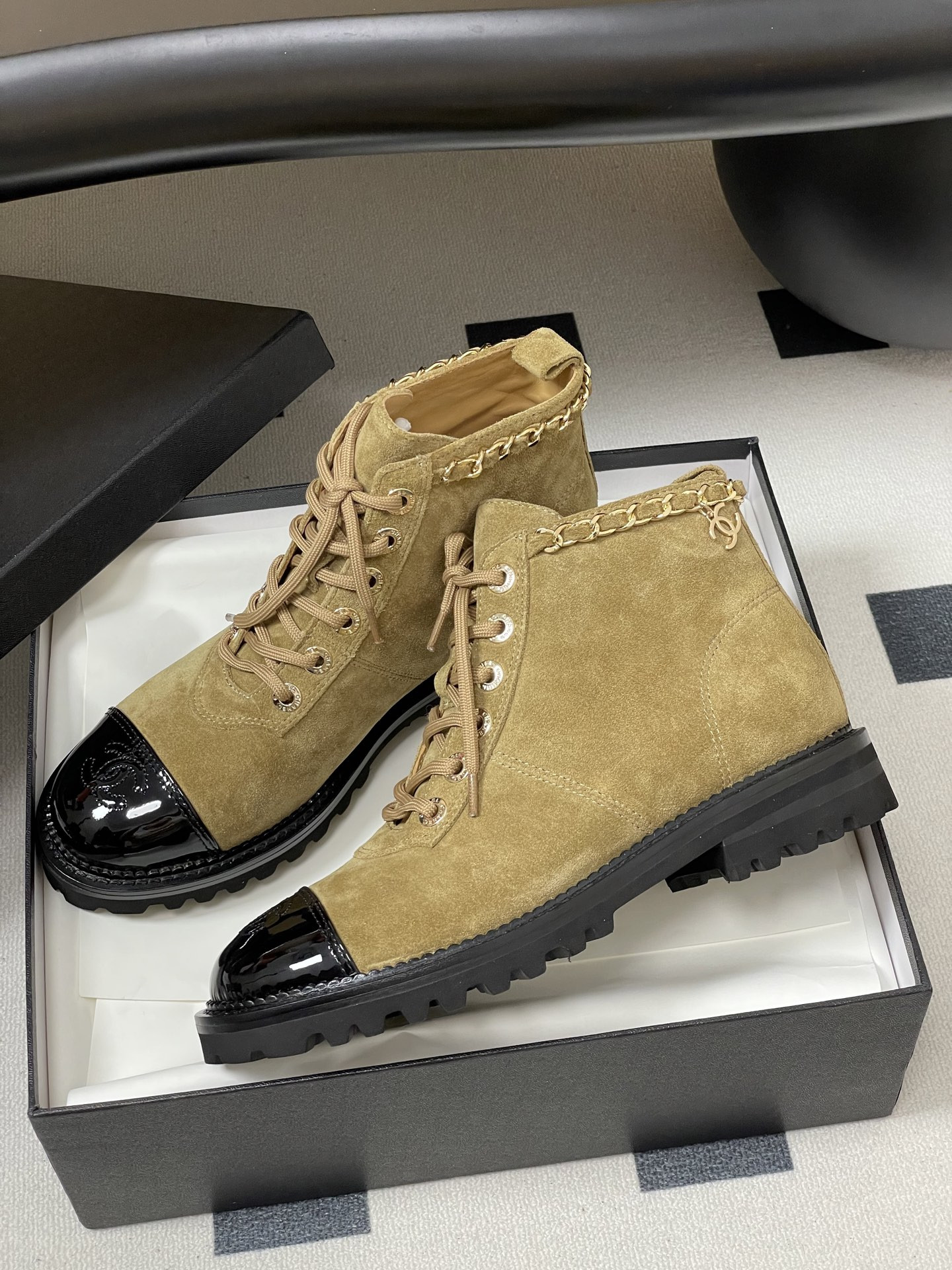 ua Ch*el boots